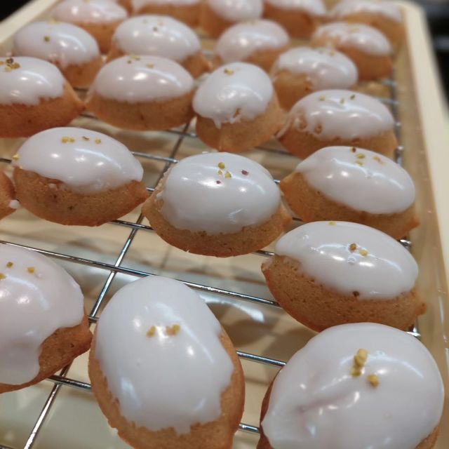 10/20  12時からカフェ営業します。
ぶどう＆洋梨が少しあります。